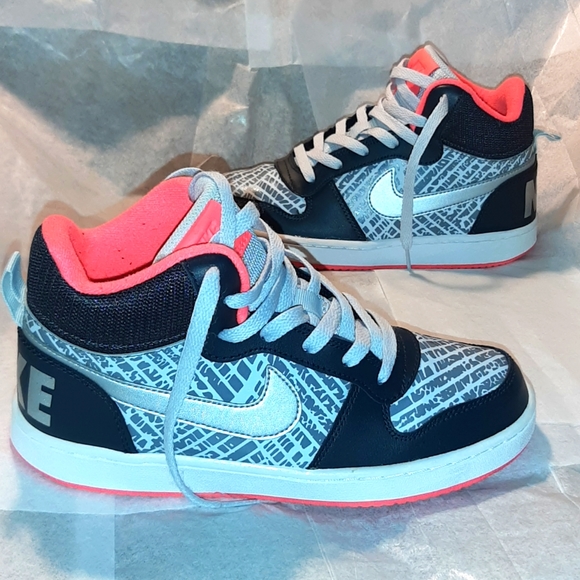 Nike Shoes - Nike Sneakers. Women size 7